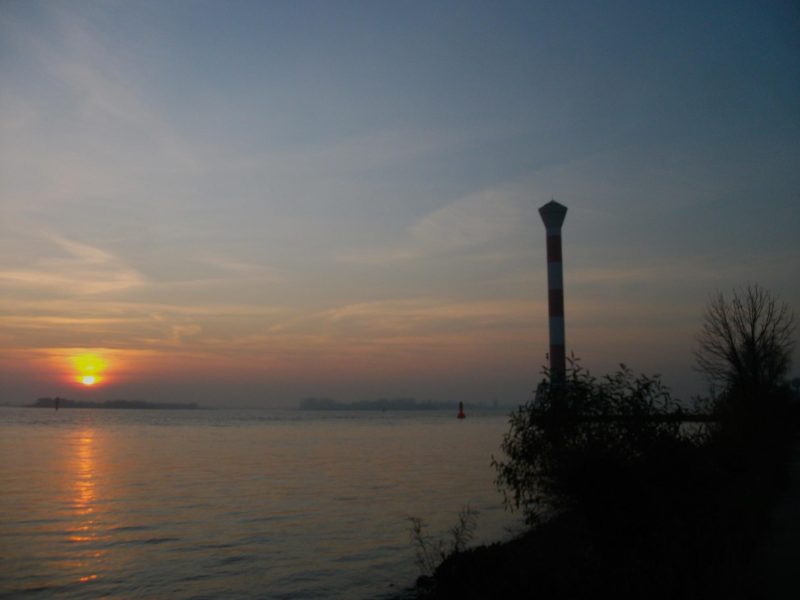 Leuchtturm an der Elbe
