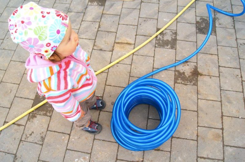 Kind-mit-Kabel