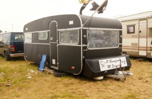 schwarzer-Wohnwagen