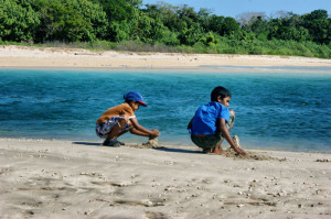 Kinder am Strand der Fidschi Inseln