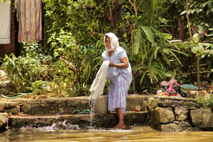 urlaub_in_indien_Frau in Backwater Kerala Indien