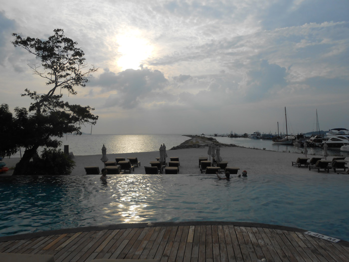 deva-samui-hotelpool-am-strand