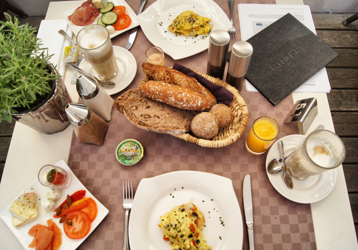 urlaub-fuer-frauen-fruehstueckstisch