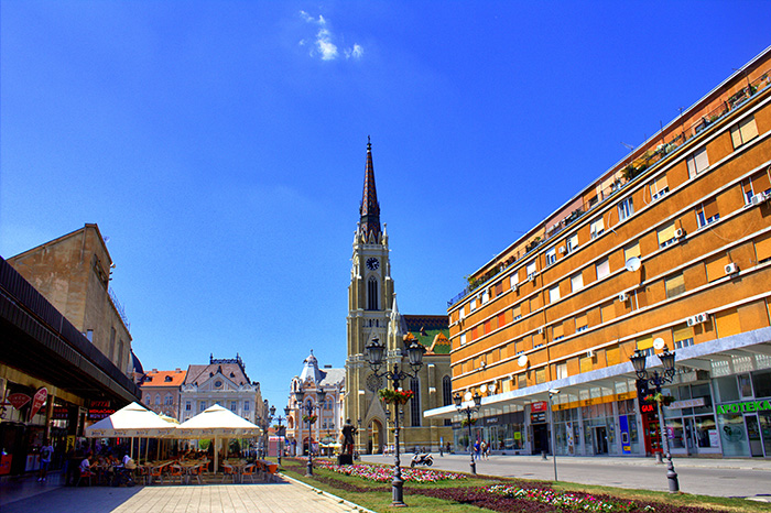 Serbien-Novi-Sad-Kirchenplatz