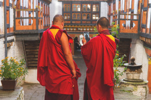 Bhutan-Reisetipps---moenche-mit-ipad
