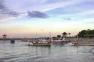 Nusa-Dua-Strand-mit-bunten-Booten
