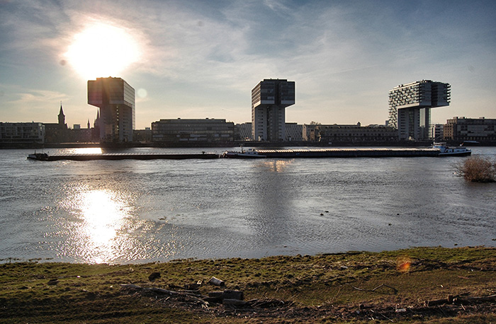 Köln im Frühling - Kranhäuser