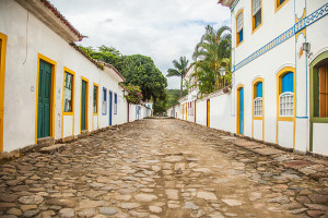 Urlaub-in-Brasilien-bunte-Haeuser