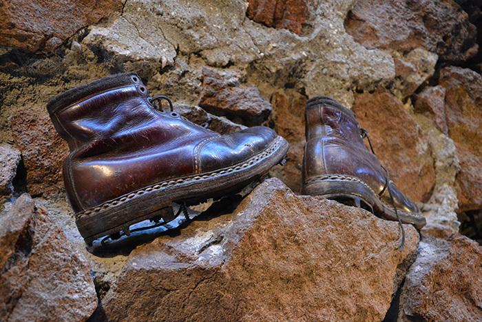 Messner-Mountain-Museum---alte-Wanderschuhe