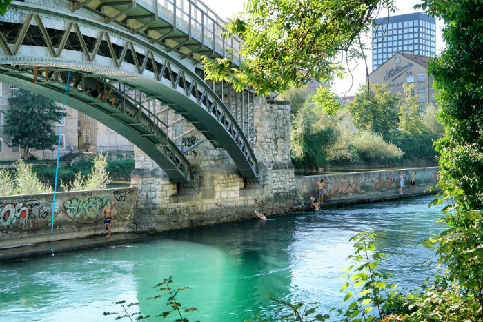 zuerich-sehenswuerdigkeiten_-schwimmen-in-der-limmat