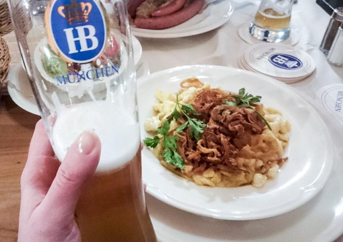 Besuch im Hofbrauhaus beim Wochenende in Muenchen