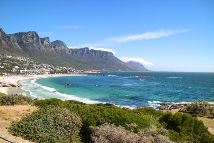 Der schöne Strand in Camps Bay in Kapstadt.