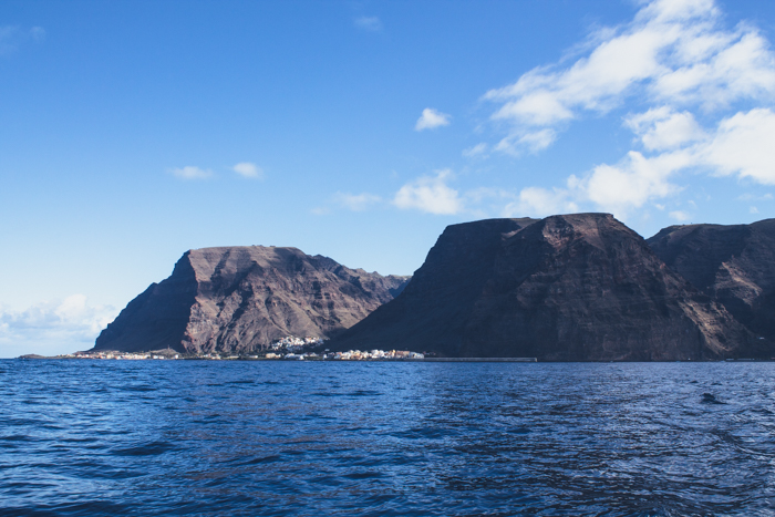 Die Vulkaninsel La Gomera vom Wasser aus.