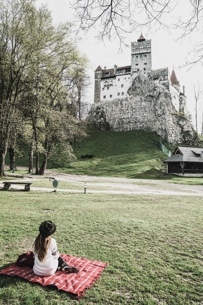 Christine Neder vor der Dracula Burg