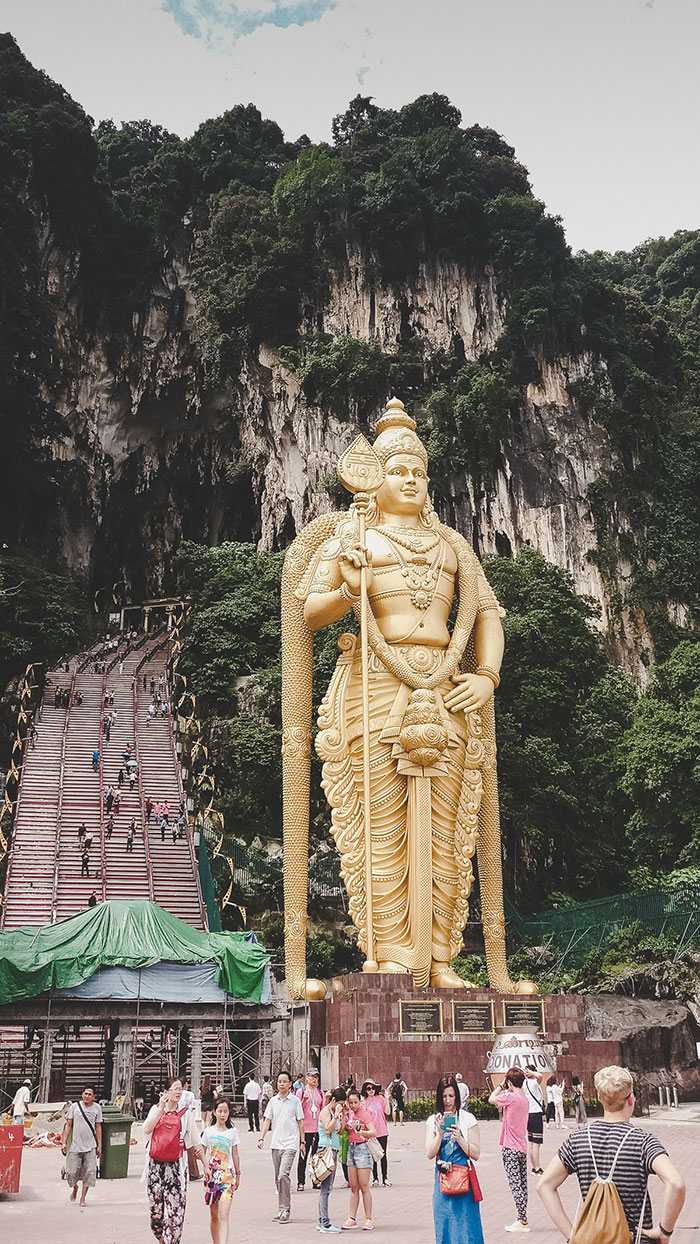 Batu Caves mit der beeindruckenden Statue