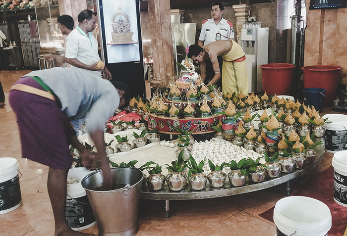 Opferaltar zu Ehren Ganeshas im Hindu-Tempel Sri Ganesar