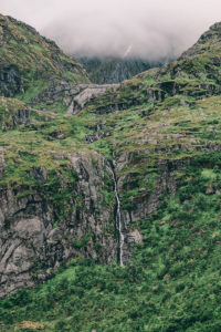 Wasserfall beim Fischerdorf Nusfjord