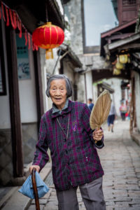 Chinesin in der Wasserstadt Zhouzhuang