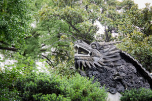 Drachenskulptur im Yu Garten Shanghai