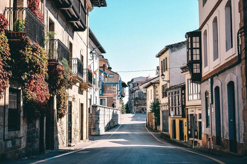 strasse in santillana del mar