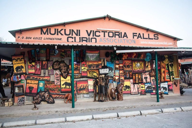 Afrikanische Souvenirs an den Viktoriafaellen Sambia