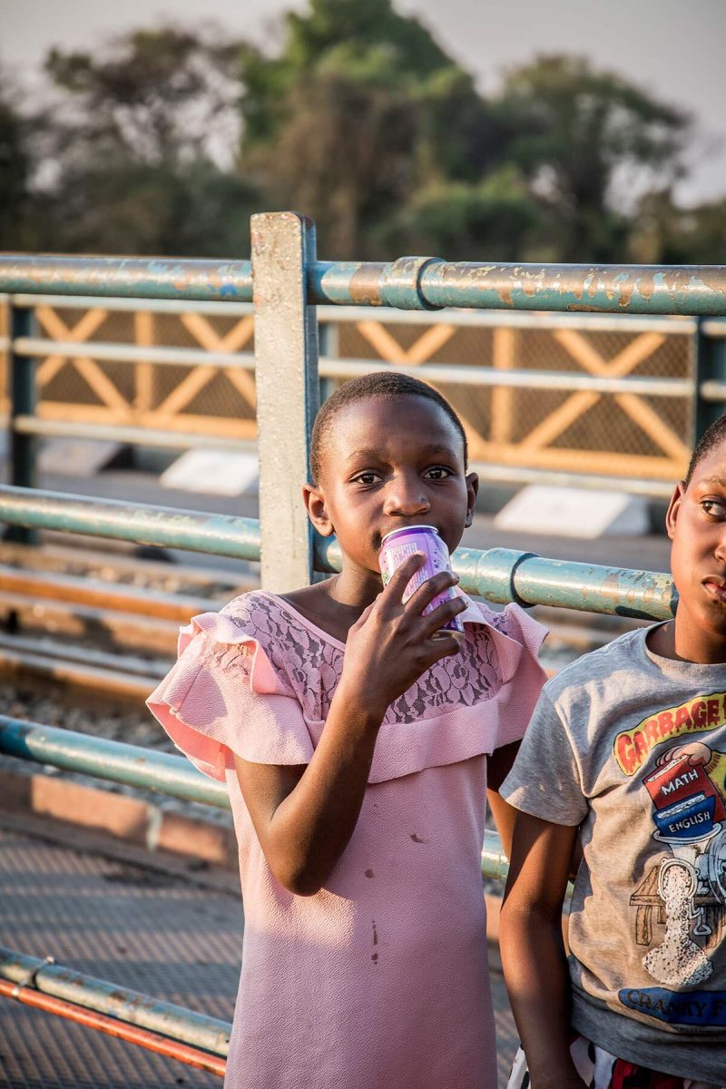Maedchen auf der Victoria Falls Bridge in Sambia