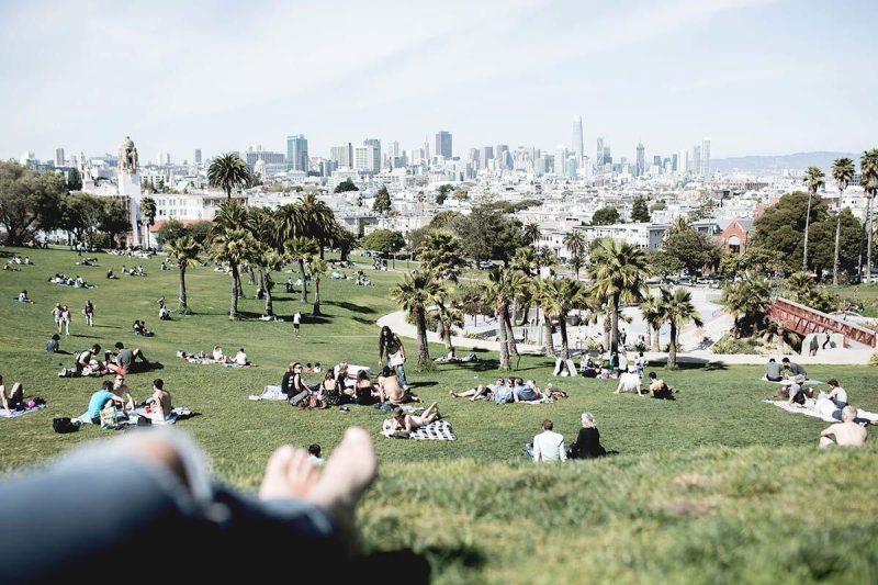 nackte Fueße im Dolores Mission Park