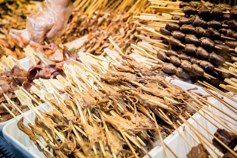 Snacks in der Jinlin Einkaufsstrasse in Chengdu