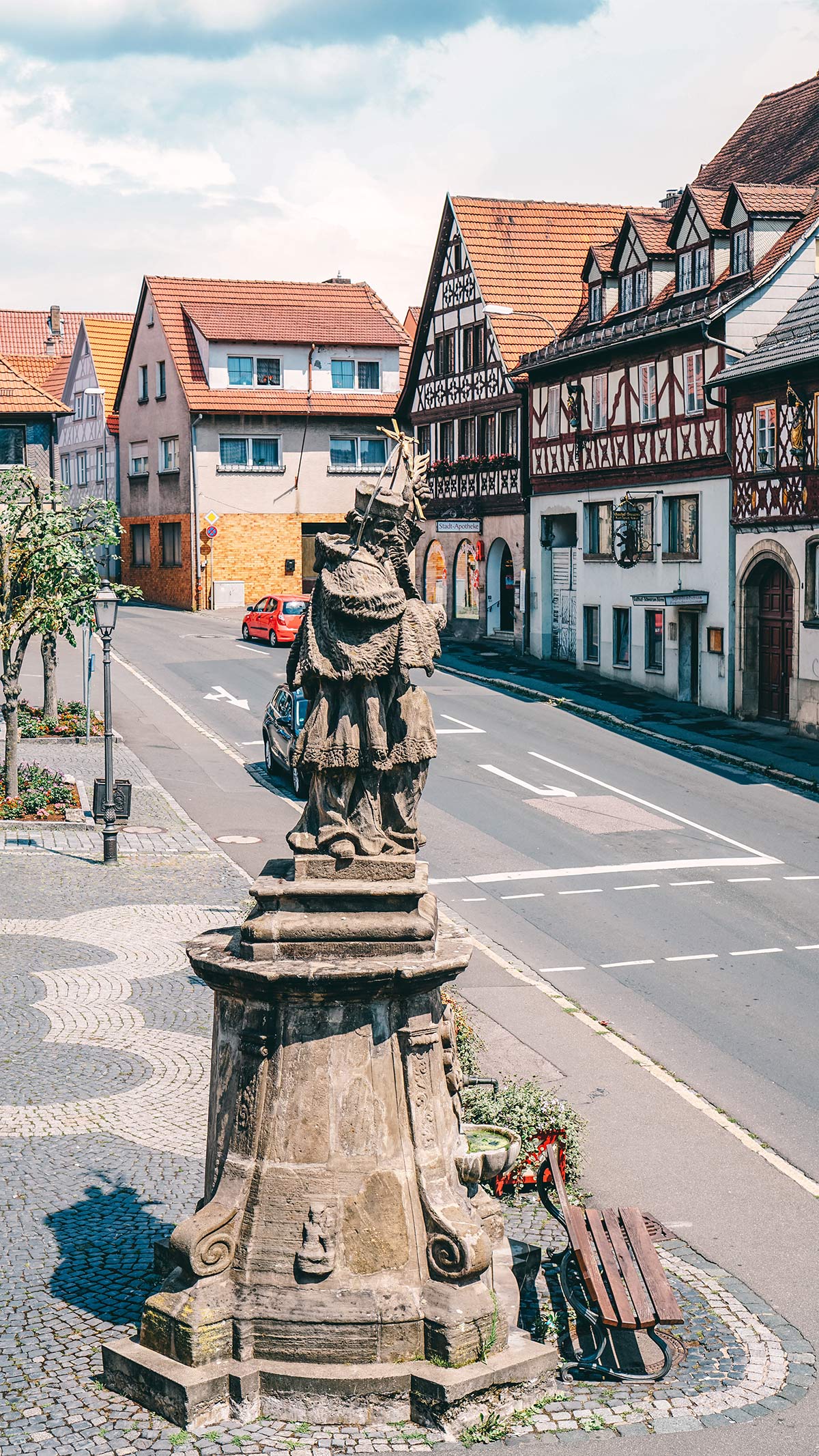 Statue auf dem Rathausplatz in der Altstadt