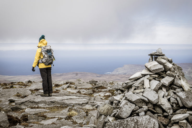 Irland Donegal Slieve Leage Klippen Steinmaennchen