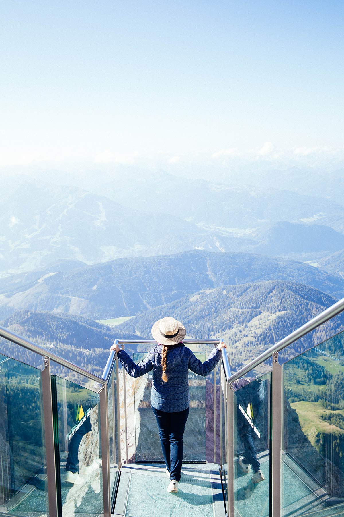 Christine Neder auf der Treppe ins Nichts