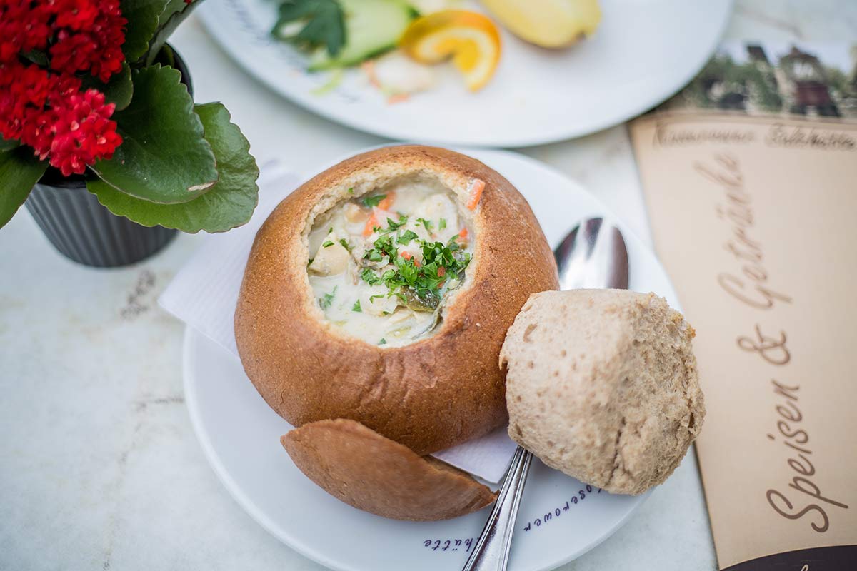 Fischsuppe im Brotlaib in den Koserower Salzhuetten auf Usedom