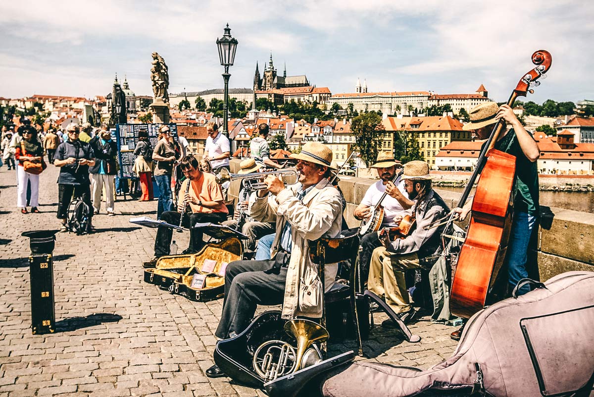 Musiker auf der Karlsbruecke in Prag