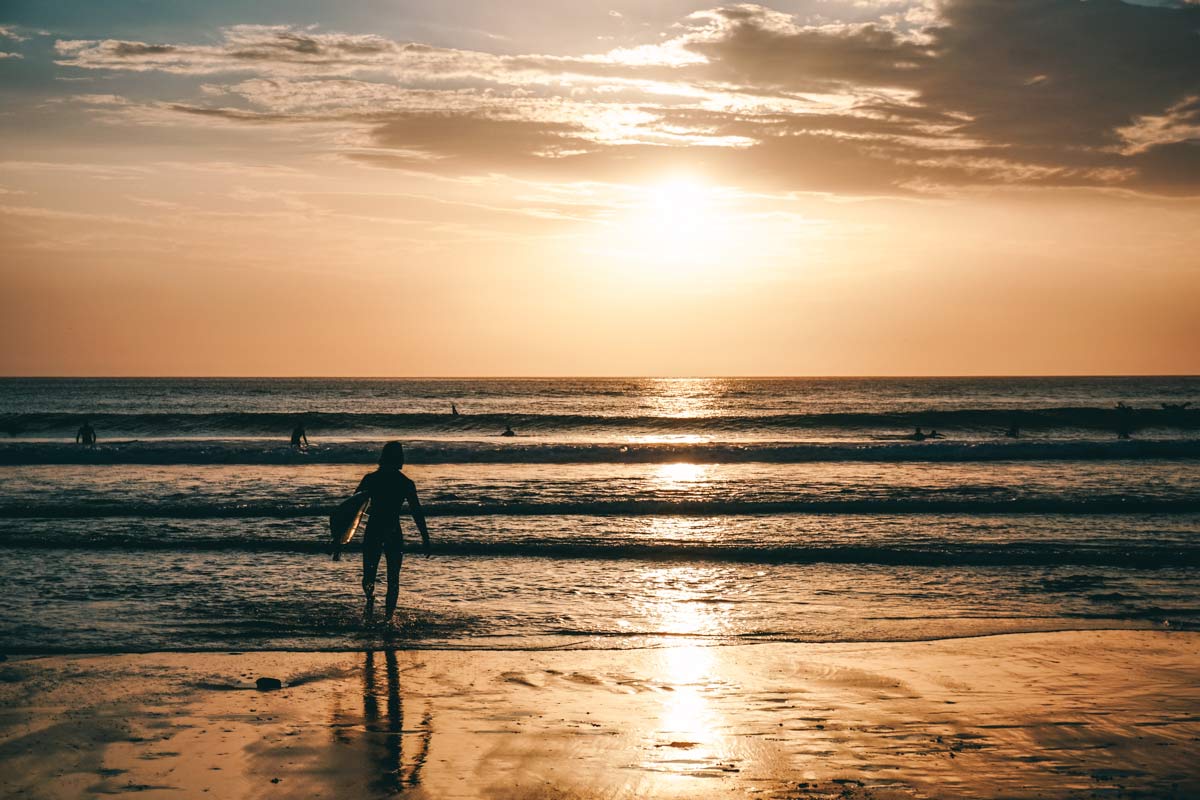 Surfen im Sonnenuntergang