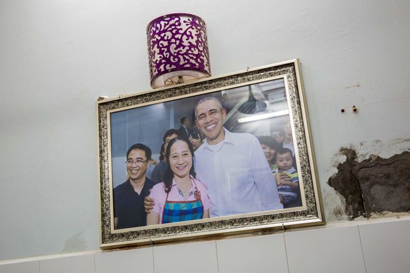 Gerahmte Fotografie Obamas im Bun Cha Huong Lien Restaurant Hanois