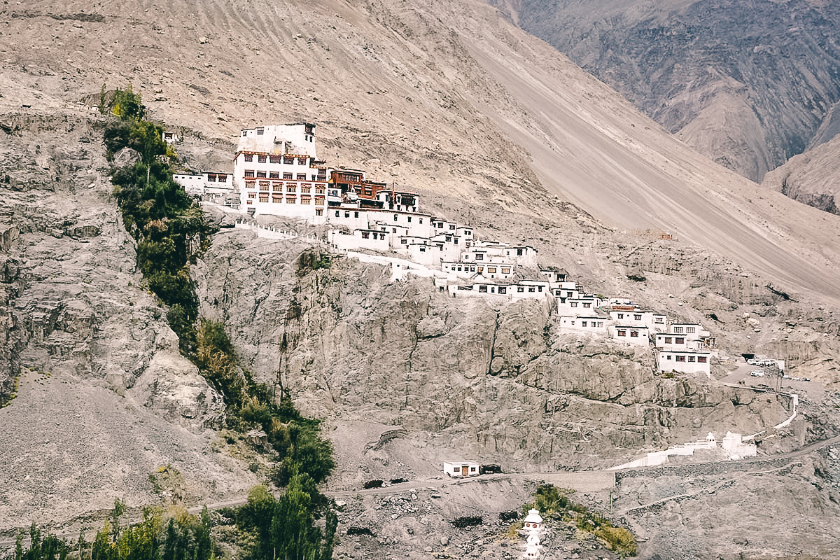 blick auf das diskit kloster im nubra tal