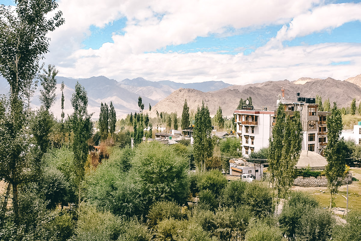 blick aus hotelzimmer auf leh