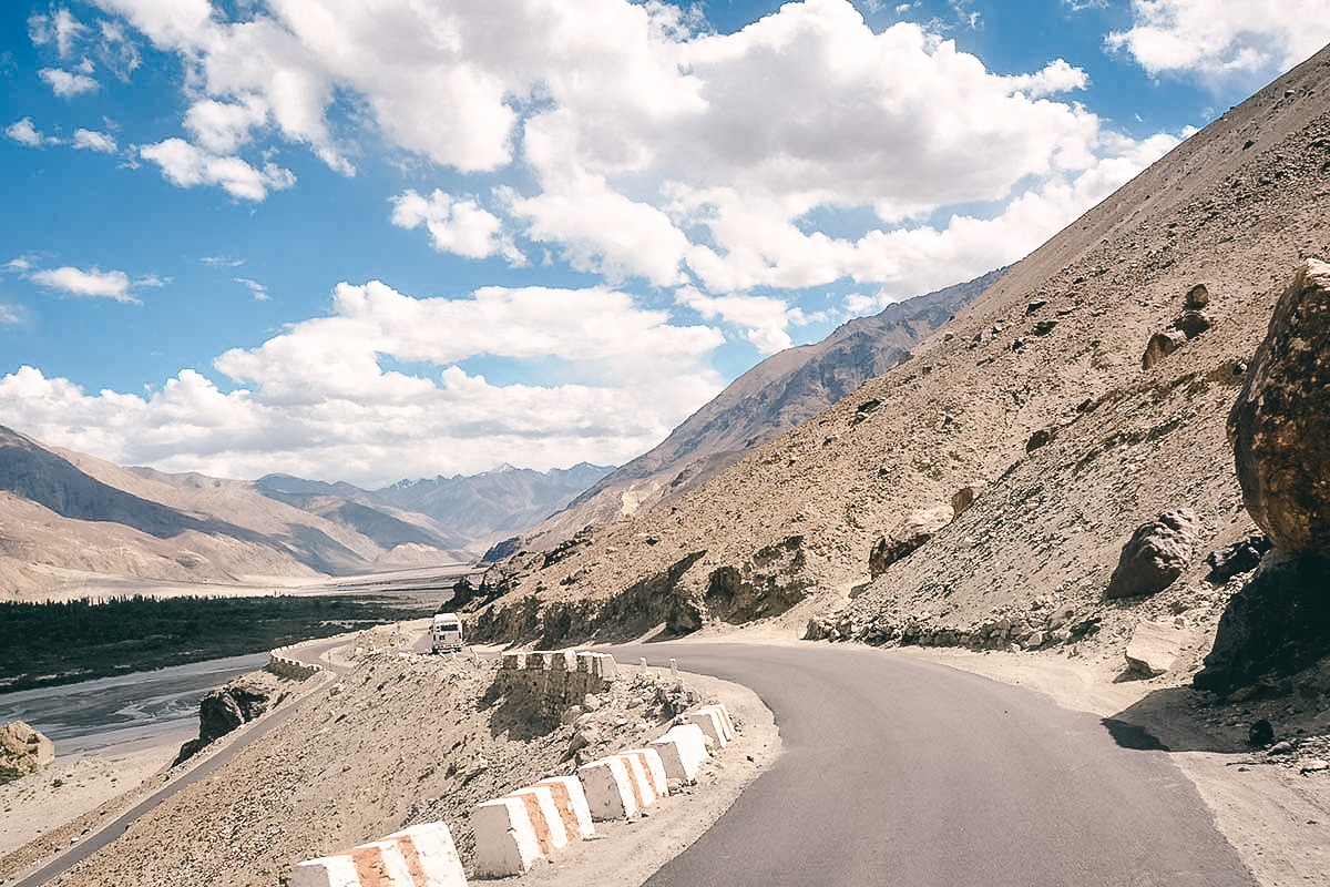 fahrt ins nubra tal kurz nach der ueberquerung des passes