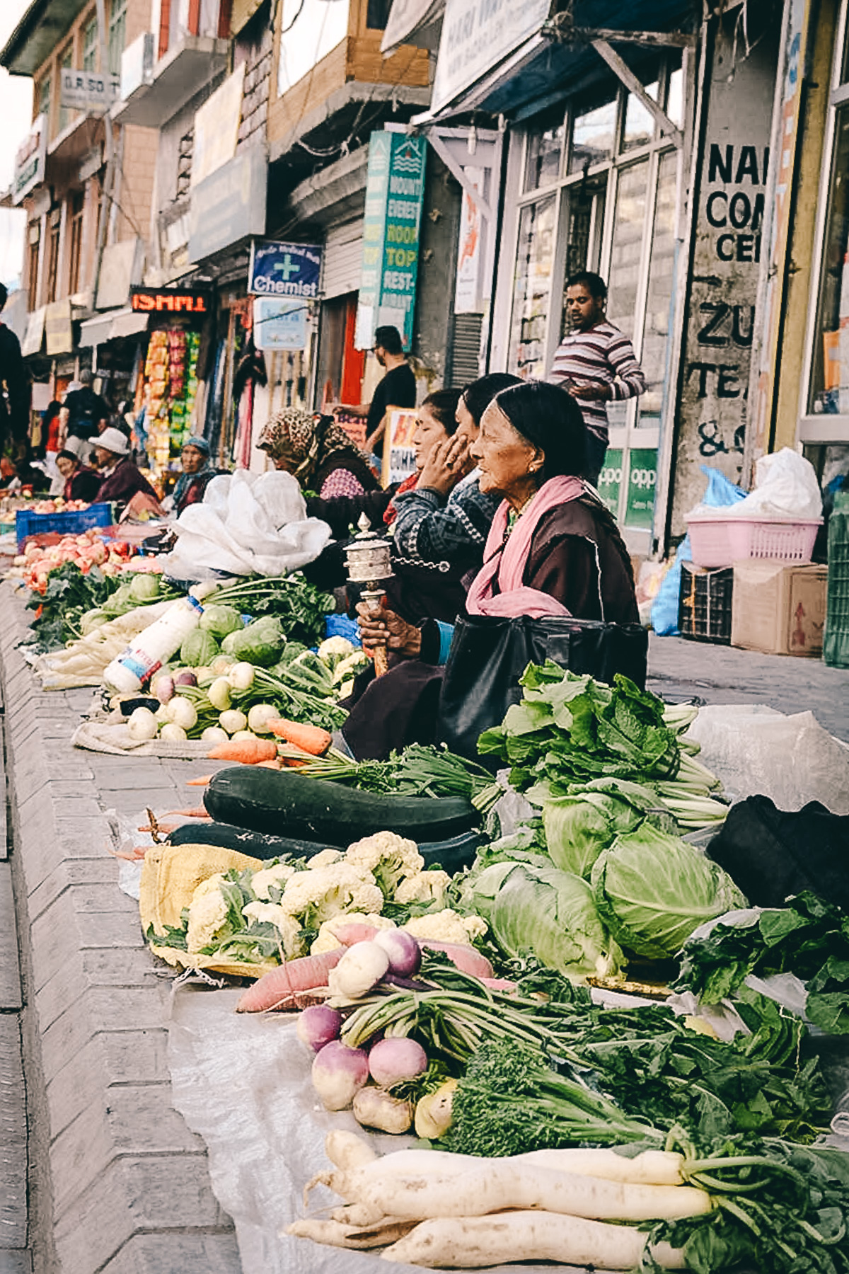 frauen verkaufen gemuese in leh