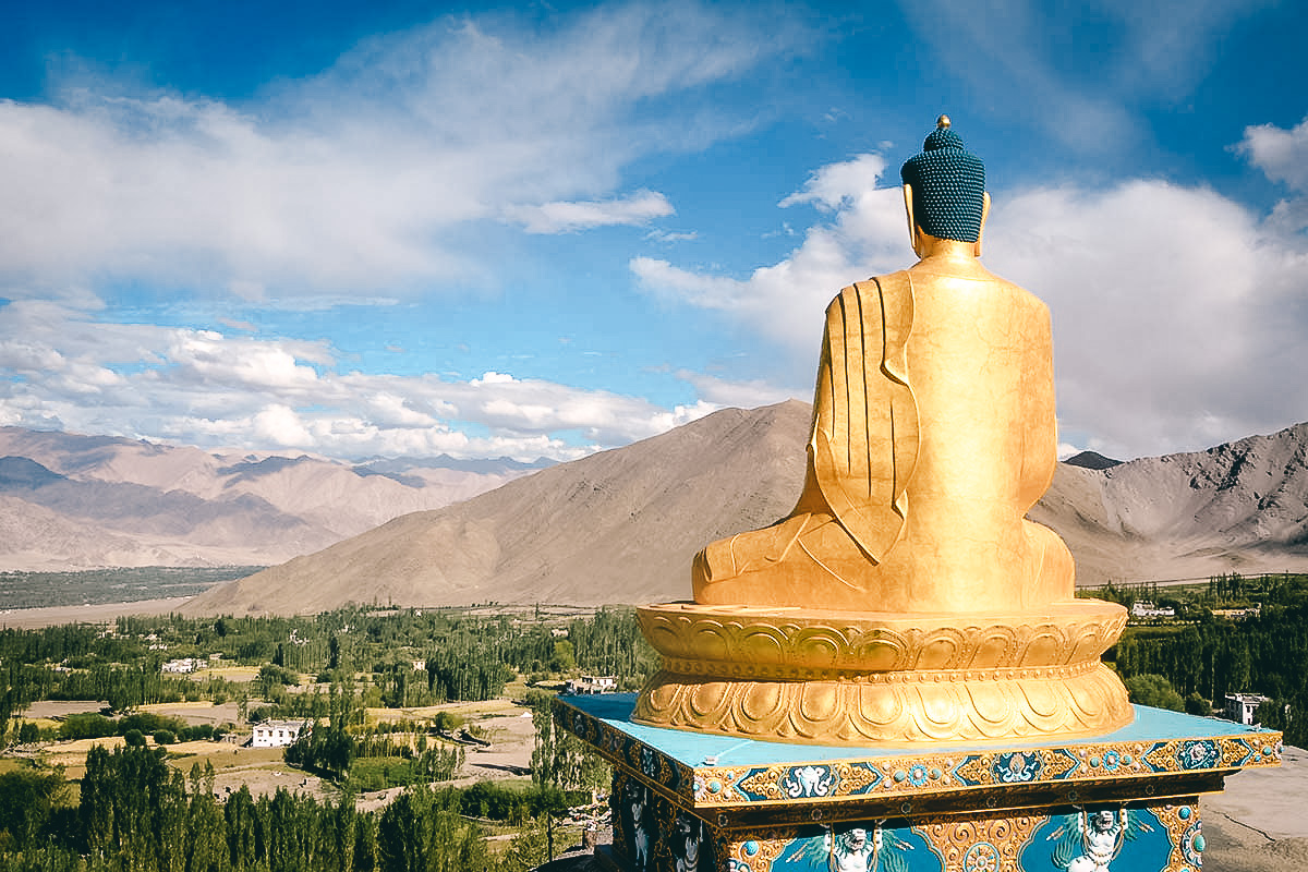 sitzende buddhastatue in ladak