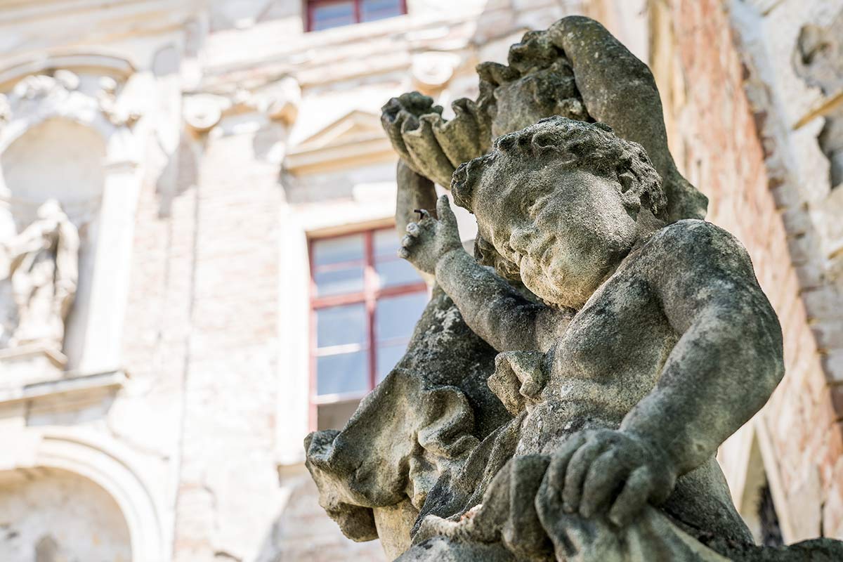 Skulptur am Schloss Jaroslavice