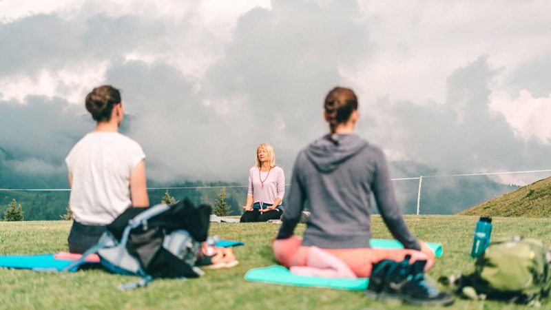 Yoga auf dem Berg Sommer