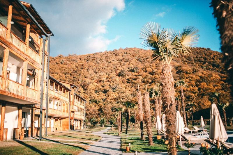 Ein Teil der Haeuser im Lapota Lake Resorts