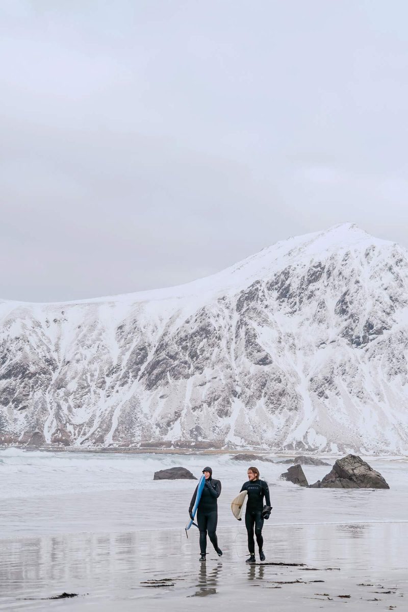 Surfer Lofoten im Winter