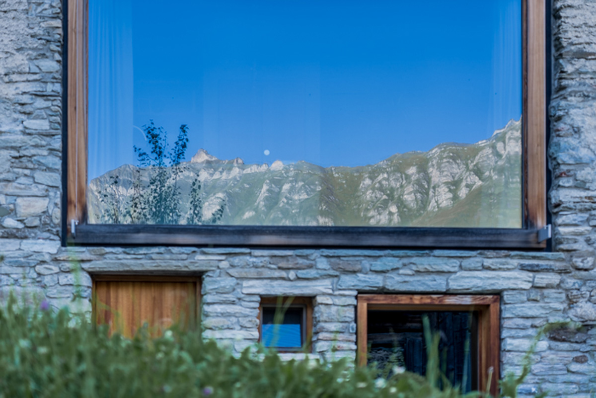 Vals in der Schweiz Berge spiegeln sich im Fenster Siedlung Leis