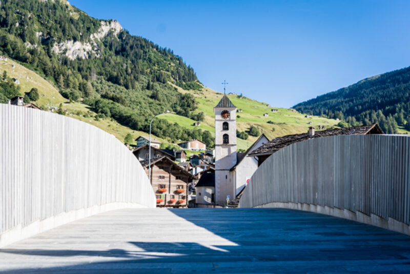 Vals in der Schweiz Blick auf Kirche in Vals, Schweiz