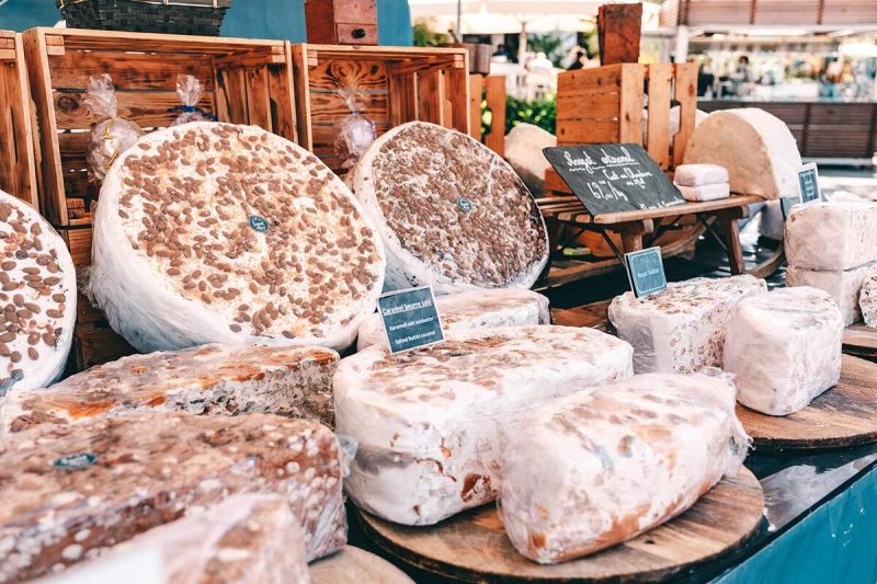 Marktstand mit Nougat in Montreux Schweiz