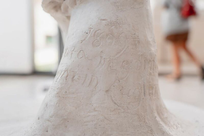 Inschrift auf Statue