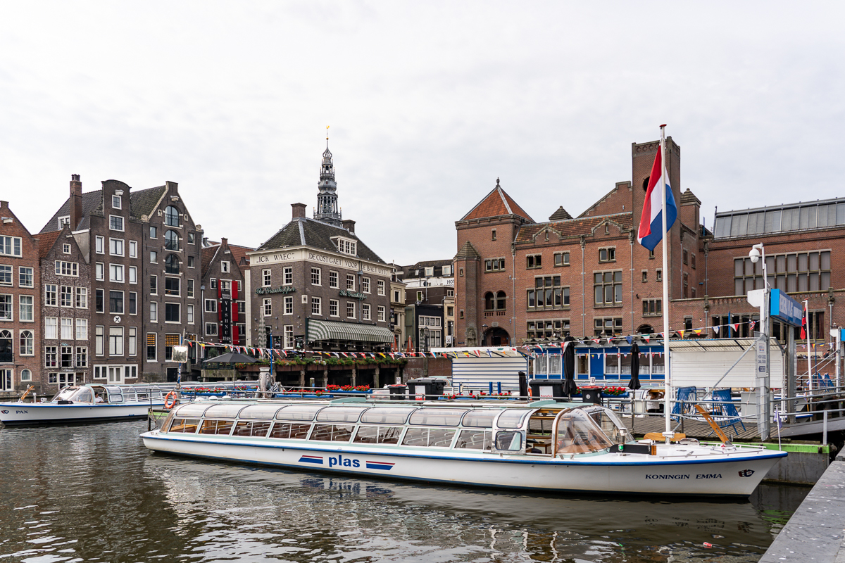 Schiffe in Kanal in Amsterdam