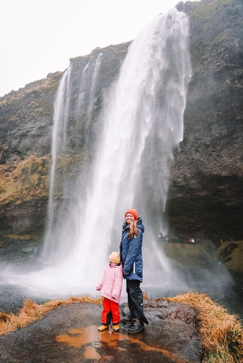 Seljalandsfoss Wasserfall Island mit Kind